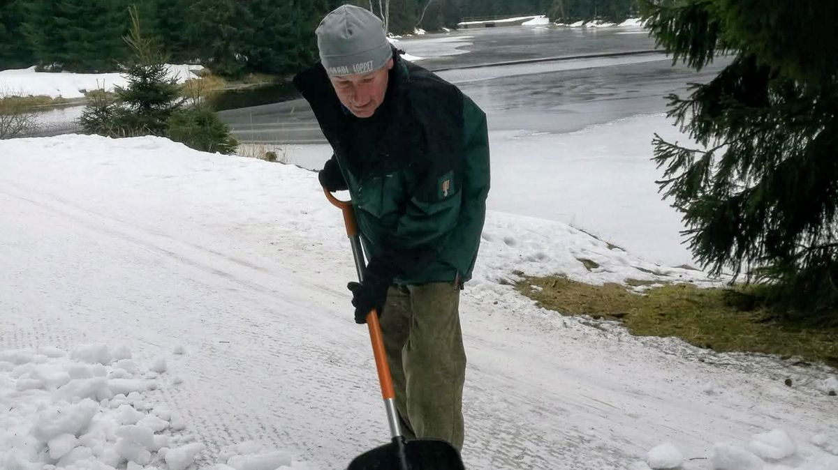 PŘÍBĚHY JIZERSKÉ 50: Přes čtyřicet let nahazuje před závodem sníh. Když nepadá, musíte růčo fůčo, říká legendární Lopaťák